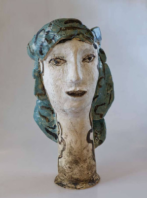 Christina Renker, Kopf, 2025 <br /> Keramik, 37 x 19 cm, <br /><strong> Startpreis 250 € </strong>