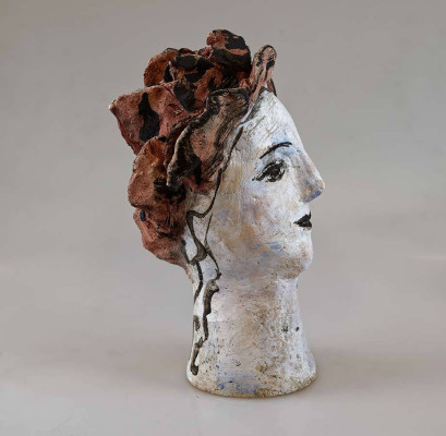 Christina Renker, kleiner offener Kopf, 2025 <br /> Keramik, 25 x 25 x 13 cm <br /><strong> Startpreis 180 € </strong> <br /><strong>VERKAUFT</strong>