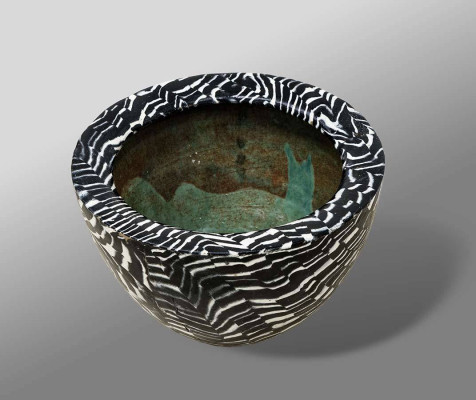 Ulrich Schumann, Gefäß schwarz weiß, 2024 <br /> Keramik/ Intarsien, 35 x 40 cm, <br /><strong> Startpreis 210 € </strong> <br /><strong>VERKAUFT</strong>