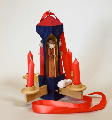 Erik Mai, Krippenleuchter, 2020 <br /> Holz, Keramik, Farbe, Gold, 30 x 28 x 28 cm <br /><strong> Startpreis 3000 € </strong>