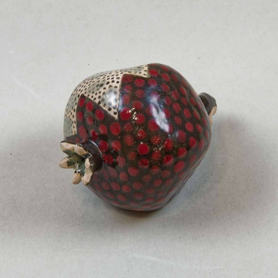 Frauke Gerhard, Granatapfel, 2023 <br /> Steinzeug bemalt, 9 x 7,5 cm <br /><strong> Startpreis 58 € </strong>
<br /><strong>–VERKAUFT–</strong>