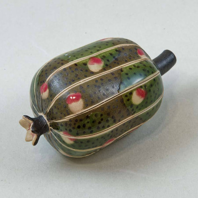 Frauke Gerhard, Zucchini, 2023 <br /> Steinzeug bemalt, 11 x 7 cm <br /><strong> Startpreis 58 € </strong>