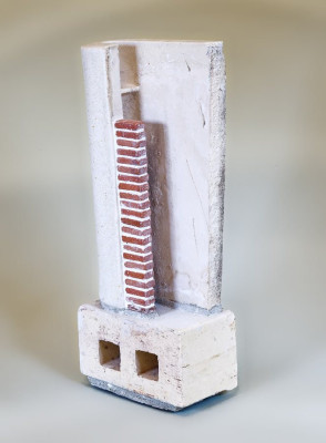 Mariel Poppe, Pegelturm, 2024 <br /> Assemblage, 30 x 12 x 7 cm <br /><strong> Startpreis 250 € </strong>