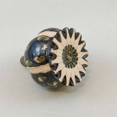 Frauke Gerhard, Mohnkapsel, 2023 <br /> Steinzeug bemalt, 7 x 6 cm <br /><strong> Startpreis 58 € </strong>