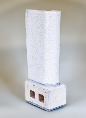 Mariel Poppe, Pegelturm, 2024 <br /> Assemblage, 30 x 12 x 7 cm <br /><strong> Startpreis 250 € </strong>