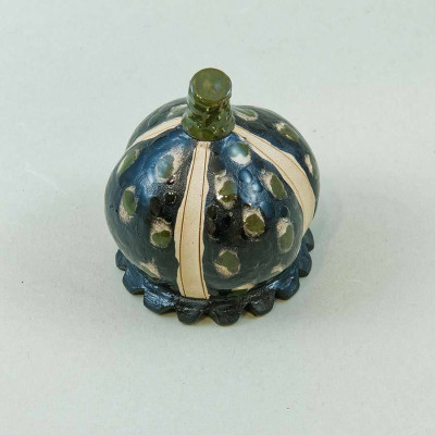 Frauke Gerhard, Mohnkapsel, 2023 <br /> Steinzeug bemalt, 7 x 6 cm <br /><strong> Startpreis 58 € </strong>