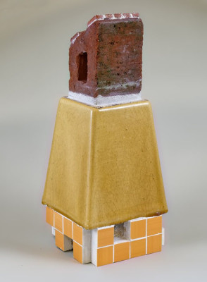 Mariel Poppe, Elfenbeinturm, 2024 <br /> Assemblage, 32 x 12 x 12 cm <br /><strong> Startpreis 250 € </strong>
