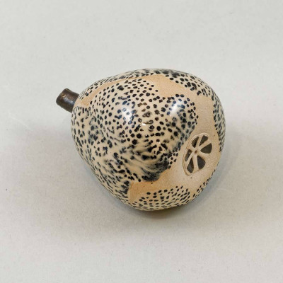 Frauke Gerhard, Birne, 2023 <br /> Steinzeug bemalt, 8 x 6 cm <br /><strong> Startpreis 58 € </strong><br /><strong>–VERKAUFT–</strong>