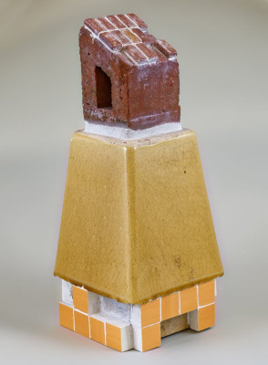 Mariel Poppe, Elfenbeinturm, 2024 <br /> Assemblage, 32 x 12 x 12 cm <br /><strong> Startpreis 250 € </strong>