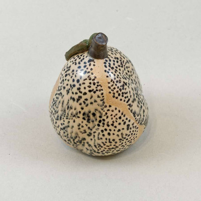 Frauke Gerhard, Birne, 2023 <br /> Steinzeug bemalt, 8 x 6 cm <br /><strong> Startpreis 58 € </strong><br /><strong>–VERKAUFT–</strong>