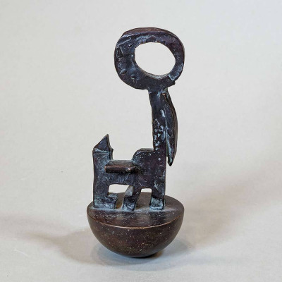 Liz Mields-Kratochwill, Kleine Schlüsselfigur, 2011 <br /> Bronze, 16 x 7 x 7 cm <br /><strong> Startpreis 450 € </strong</strong>