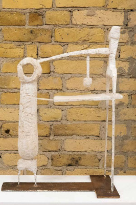 Henry Stöcker, Titelträger, 2021/22 <br /> Gips, Metall, 59 x 34 x 17 cm<br /><strong>Startpreis 700 € </strong>