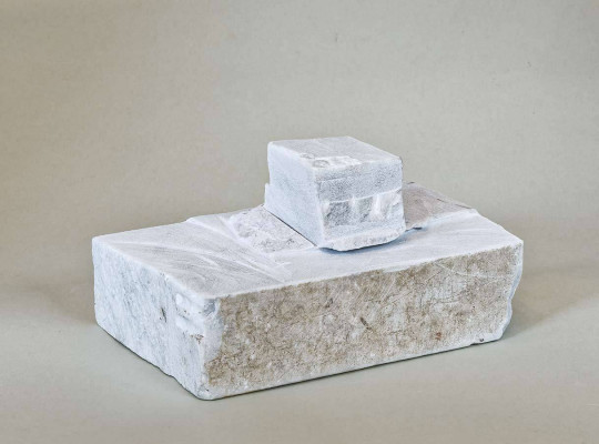 Alexander Sgonina, Bosse, 2024 <br /> Sandstein, H 10 B 20 T 13,5 cm <br /><strong> Startpreis 250 € </strong>
<br /><strong>–VERKAUFT–</strong>