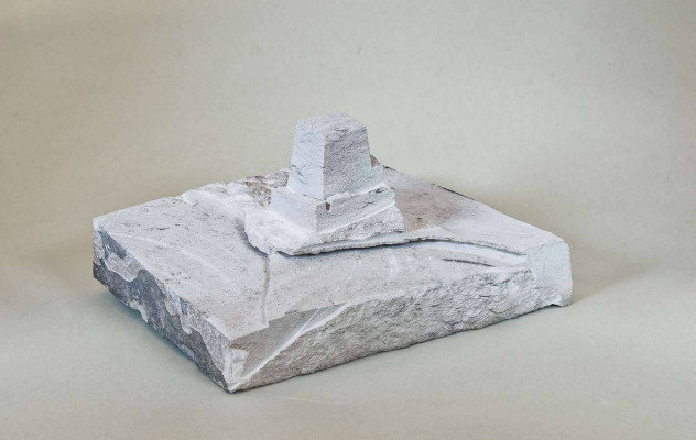 Alexander Sgonina, Bosse, 2024 <br /> Sandstein,H 11 B 22,5 T 17 cm<br /><strong> Startpreis 250 € </strong><br /><strong>–VERKAUFT–</strong>