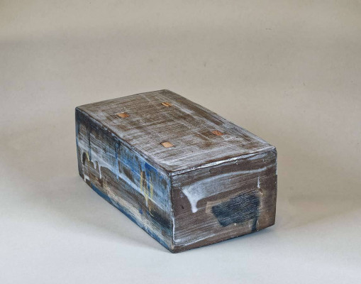 Heidemarie Kasanowski, Sockel 1, 2024 <br /> Steinzeug, Holzbrand, Salzglasur, 23 x 13 x 9,5 cm <br /><strong> Startpreis 470 € </strong>