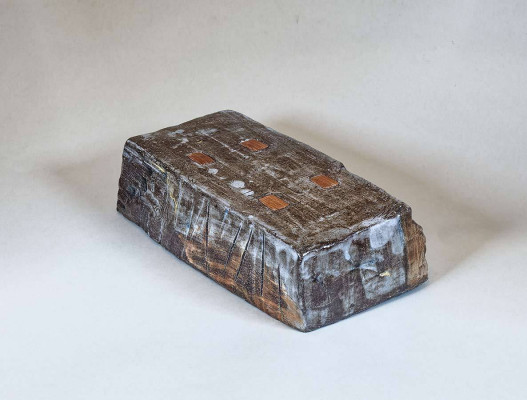 Heidemarie Kasanowski, Sockel 2, 2024 <br /> Steinzeug, Holzbrand, Salzglasur, 24 x 12,5 x 6,5 cm <br /><strong> Startpreis 470 € </strong>