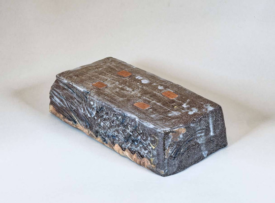 Heidemarie Kasanowski, Sockel 2, 2024 <br /> Steinzeug, Holzbrand, Salzglasur, 24 x 12,5 x 6,5 cm <br /><strong> Startpreis 470 € </strong>