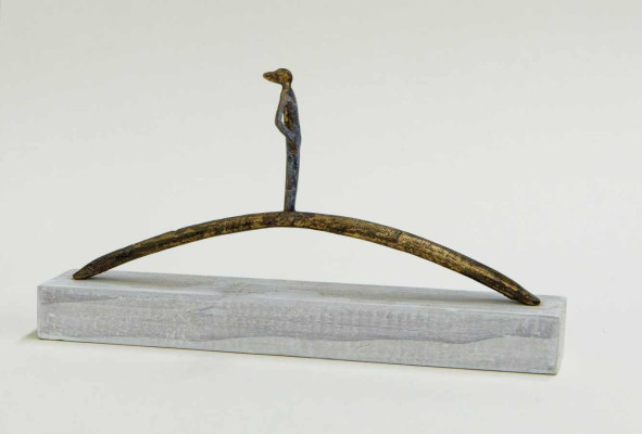 Anne Ochmann, Figur auf Brückenbogen, 2022 <br /> Bronze, 20 x 2 x 10 cm <br /><strong> Startpreis 320 € </strong>