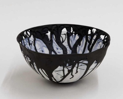 Bärbel Thoelke, Durchbrochene Schaukelschale , 1995 <br /> Faden-Schichtgus, H 8 x Ø 16 cm <br /><strong> Startpreis 375 € </strong>