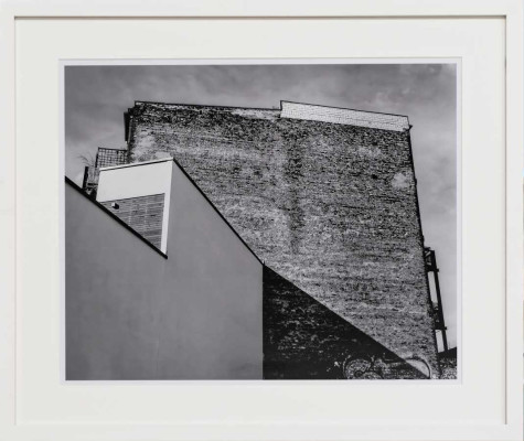 DS Allen, Hinterhof, Gustav-Adolf-Straße, Berlin, 2022 <br /> Fotografie, 37,6 x 46,8 cm <br /><strong> Startpreis 320 € </strong><br /> Rahmen optional 35 €