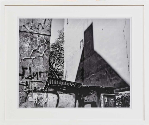 DS Allen, Hausburgstraße, Berlin, 2022 <br /> Fotografie, 37,6 x 46,8 cm <br /><strong> Startpreis 320 € </strong><br /> Rahmen optional 35 €