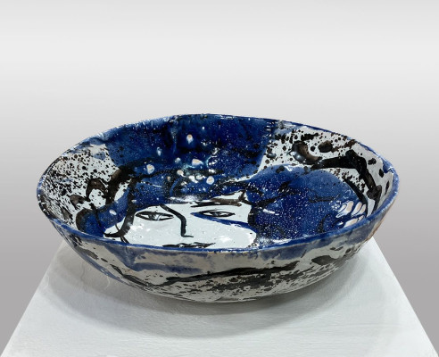 Christina Renker, Schüssel mit Gesicht, 2024 <br /> Fayence, Ø 27cm H 7,5 cm<br /><strong> Startpreis 130 € </strong>
<br /><strong>–VERKAUFT–</strong>