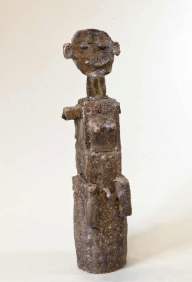 Thomas K. Müller, Sitzer, 2024 <br /> Keramik, H 28 Ø 9 cm <br /><strong> Startpreis 460 € </strong>