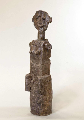 Thomas K. Müller, Sitzer, 2024 <br /> Keramik, H 28 Ø 9 cm <br /><strong> Startpreis 460 € </strong>