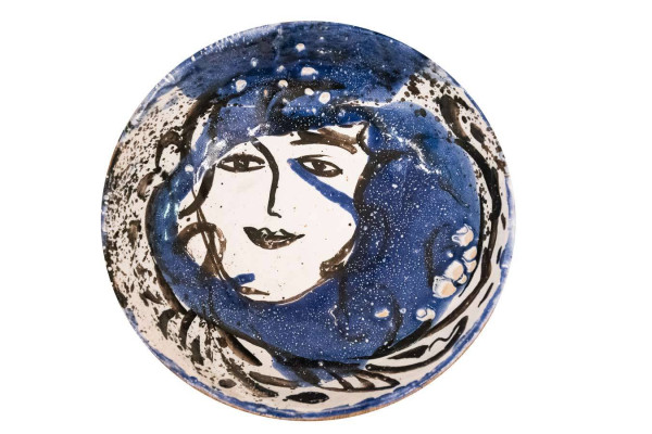 Christina Renker, Schüssel mit Gesicht, 2024 <br /> Fayence, Ø 27cm H 7,5 cm<br /><strong> Startpreis 130 € </strong>
<br /><strong>–VERKAUFT–</strong>