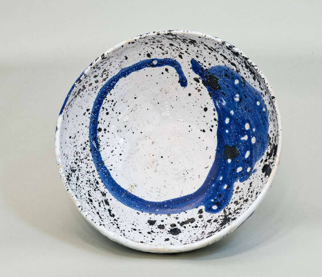 Christina Renker, Schüssel begossen, 2024 <br /> Fayence, Ø 27cm H 8,5 cm<br /><strong> Startpreis 80 € </strong>
<br /><strong>–VERKAUFT–</strong>