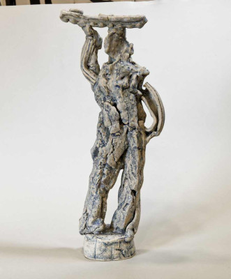 Gudrun Sailer, Lucia I, 2024 <br /> Terrakotta, glasiert, 44,5 x 18 x 12 cm <br /><strong> Startpreis 680 € </strong>