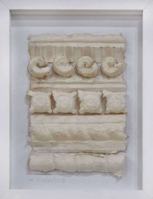 Astrid Weichelt, Aus Sammlung der Ornamente, 2018 <br /> Papierabformung, Aquarell, 26 x 20 cm<br /><strong>Startpreis 75 € </strong>, inklusive Kasten