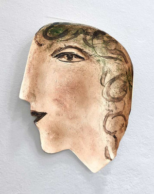 Christina Renker, Profil I, 2021<br /> Terrakotta,  21 x 15 x 2 cm<br /><strong>Startpreis  140 € </strong><br /><span style="color:#FF0000;"><strong> verkauft</strong></span>