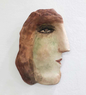 Christina Renker, Profil III, 2021<br /> Terrakotta, 19 x 12 x 2 cm<br /><strong>Startpreis
70 € </strong>