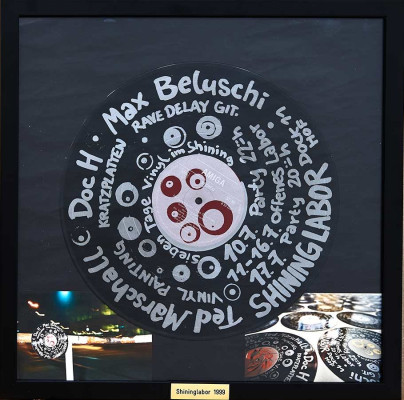 Max Beluschi, Shininglabor Teil 1 von 2, 1999, <br /> Siebdruck auf Schallplatte, 40 x 40 cm <br /><strong>Startpreis 150 € </strong>, inclusive Rahmen<br /><span style="color:#FF0000;"><strong> verkauft</strong></span>