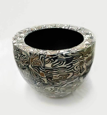 Ulrich Schumann, Großes Keramikgefäß, 2023 <br /> Millefioritechnik, H 60 Dm 64 cm <br /> <strong>Startpreis 900 € </strong><br />