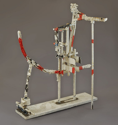 Henry Stöcker, Forsch voran, 2022 <br /> Metall/Farbe, 40 x 40 x 12 cm <br /> <strong> Startpreis 345 € </strong><br /><span style="color:#FF0000;"><strong> verkauft</strong></span>