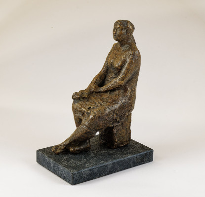 Rolf Winkler, Sitzende mit Blumen, 1965 <br /> Bronzeguss, 21 cm <br /> <strong> Startpreis 1.200 € </strong>