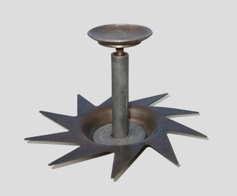 Heidemarie Kasanowski, Stern-Leuchter, 2022 <br /> Stahl, montiert und geschweißt<br /> <strong> Startpreis 180 € </strong>