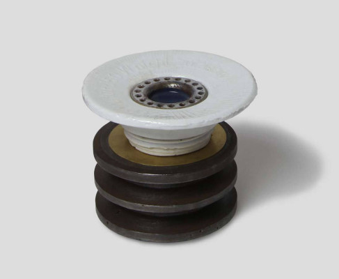 Heidemarie Kasanowski, Porzellan-Leuchter, 2021 <br /> Stahl, Messing, Porzellan, montiert und geschweißt<br /> <strong> Startpreis 180 € </strong>