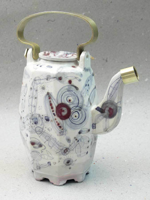 Pit Arens, Kanne, 2023 <br /> Steinzeug Ton, Tülle und Henkel Messing, H 28 cm <br /> <strong>Startpreis 200 € </strong><br />