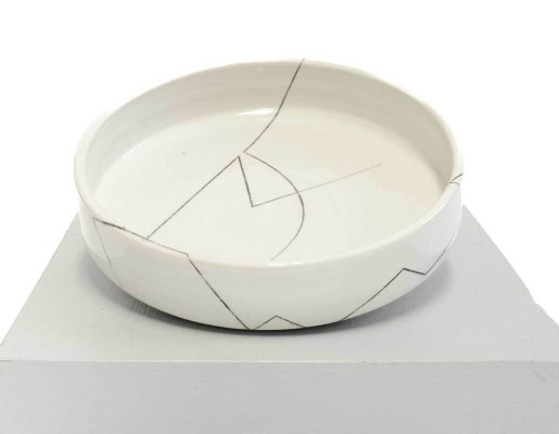 Anat Moses, Teller Linien und Kurven 1, 2023 <br /> Siebdruck auf Keramik, 21 x 5 cm <br /> <strong>Startpreis 105 € </strong><br />