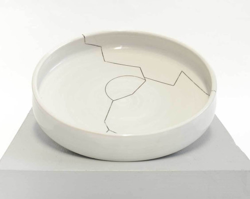 Anat Moses, Teller Linien und Kurven 2, 2023 <br /> Siebdruck auf Keramik, 23 x 5 cm <br /> <strong>Startpreis 115 € </strong><br /><span style="color:#FF0000;"><strong> verkauft</strong></span>