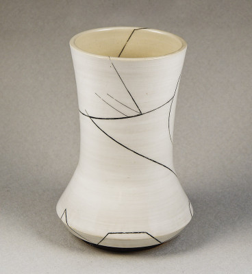 Anat Moses, Vasen Linien und Kurven 1, 2023 <br /> Siebdruck auf Keramik, 18,8 x 10,5 cm <br /> <strong>Startpreis 115 € </strong><br />