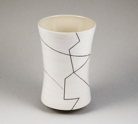 Anat Moses, Vasen Linien und Kurven 1, 2023 <br /> Siebdruck auf Keramik, 17,2 x 11 cm <br /> <strong>Startpreis 100 € </strong><br />