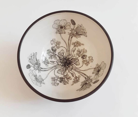 Anat Moses, Schale Kronen - Anemone klein, 2023 <br /> Siebdruck auf Keramik, 21,5 x 10,2 cm <br /> <strong>Startpreis 100 € </strong><br />
