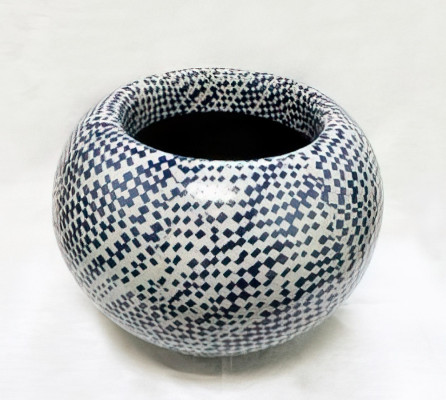 Ulrich Schumann, Kugelgefäß, 2023 <br /> Intarsientechnik, Dm 56 cm <br /> <strong>Startpreis 560 € </strong><br />