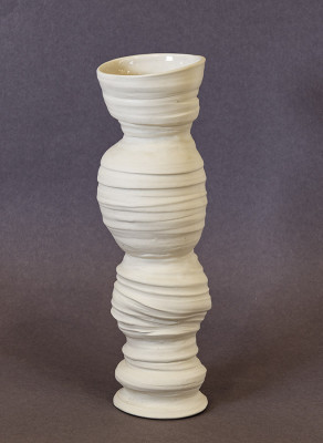 Regina Müller-Huschke, Venice Vessel, 2021 <br /> Porzellan, gedreht, montiert, H. 27 cm cm<br /> <strong> Startpreis 90 € </strong><br /><span style="color:#FF0000;"><strong> verkauft</strong></span>