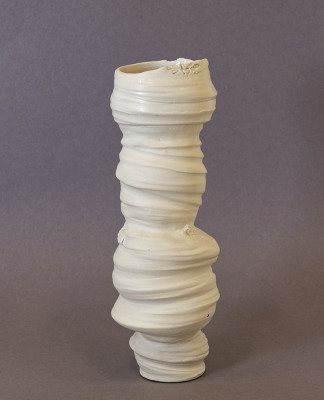 Regina Müller-Huschke, Venice Vessel #2, 2021 <br /> Porzellan, gedreht, montiert, H. 27,5 cm cm<br /> <strong> Startpreis 90 € </strong><br /><span style="color:#FF0000;"><strong> verkauft</strong></span>