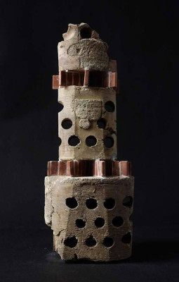 Mariel Poppe, Fake Tower 59 (Zyklop), 2023 <br /> C- Print 30 x 45 cm, Rahmen optional 60 €<br /> <strong>Startpreis 320 € </strong>